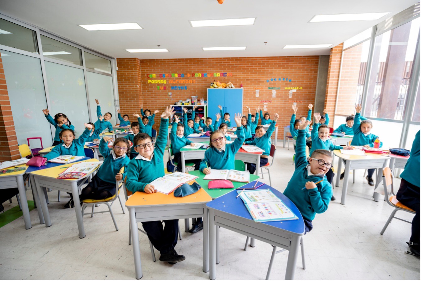 Estudiantes en clase participando