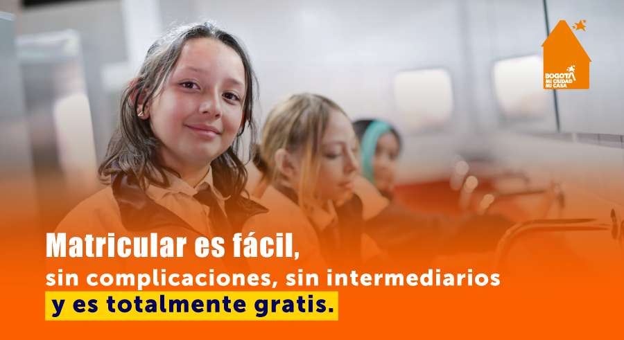 Estudiante de colegio distrital en clase