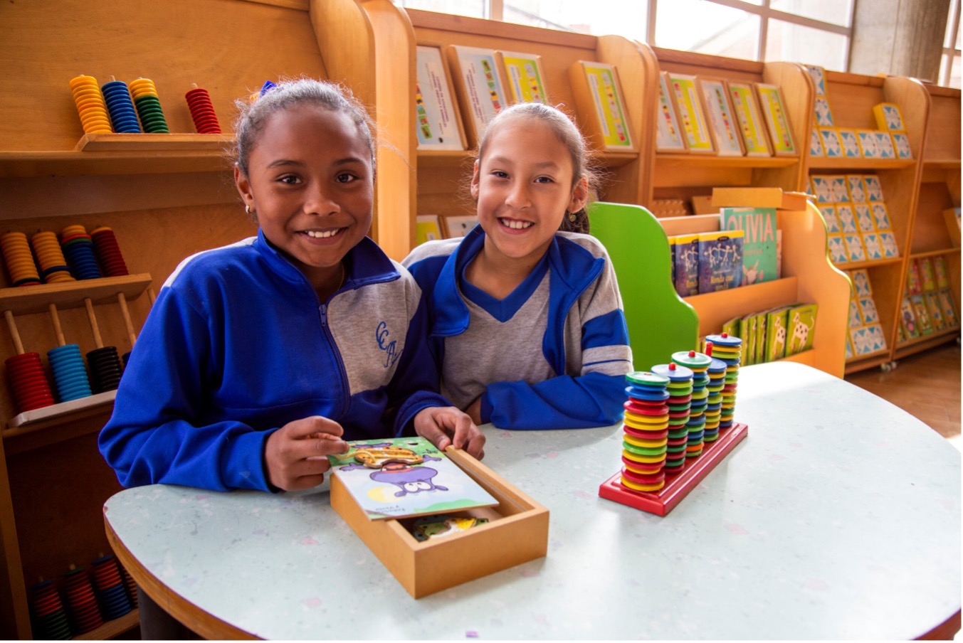 Estudiantes en la biblioteca