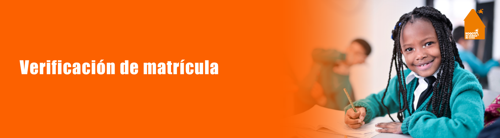 Niña en salón de clases